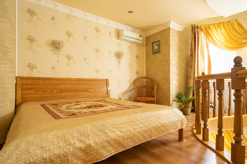 Двухуровневый люкс - фреска на стене