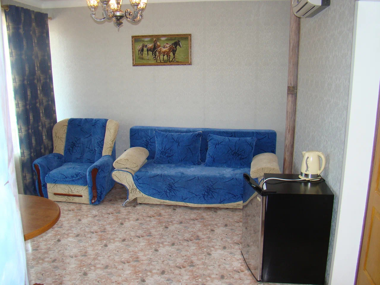 Корабль - интерьер с морской фреской