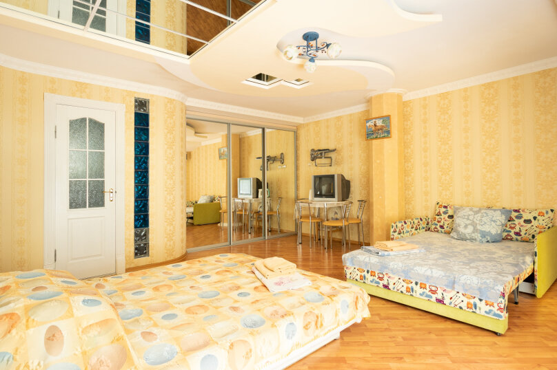 Зазеркалье - интерьер с кроватью