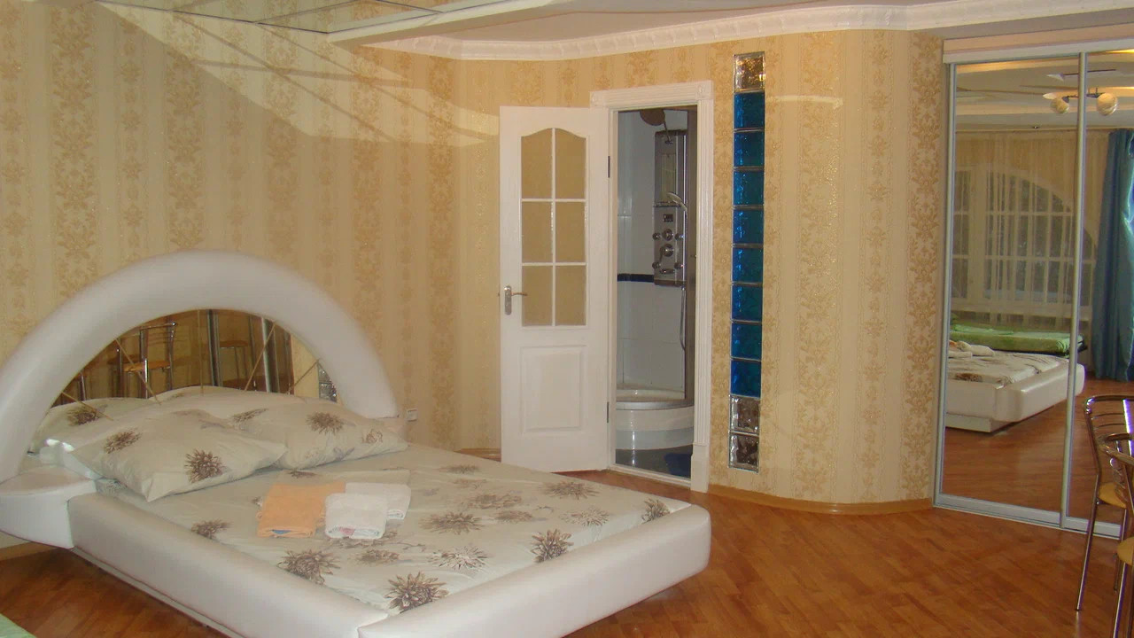 Зазеркалье - вид с балкона