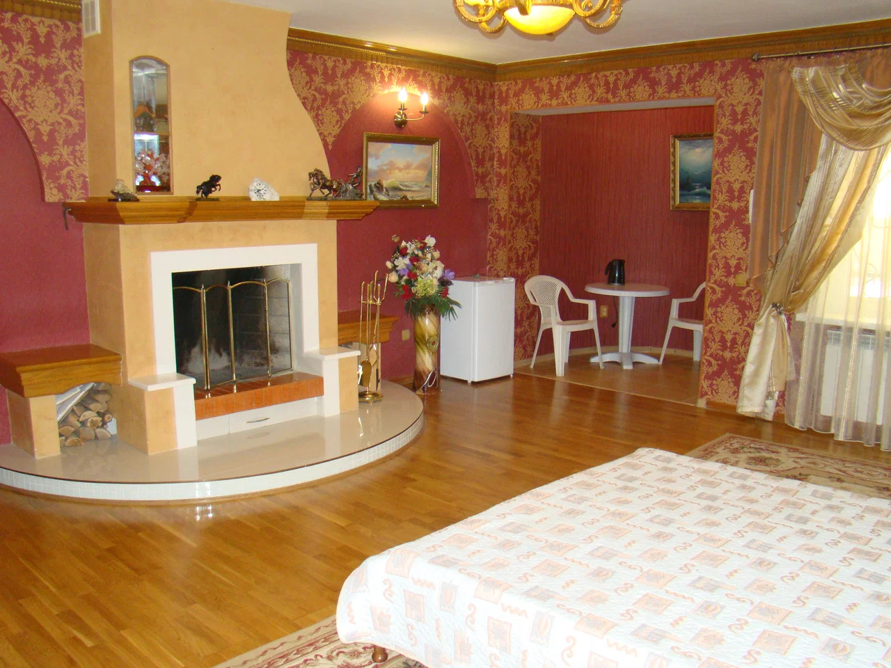 Каминный номер с двуспальной кроватью в Феодосии