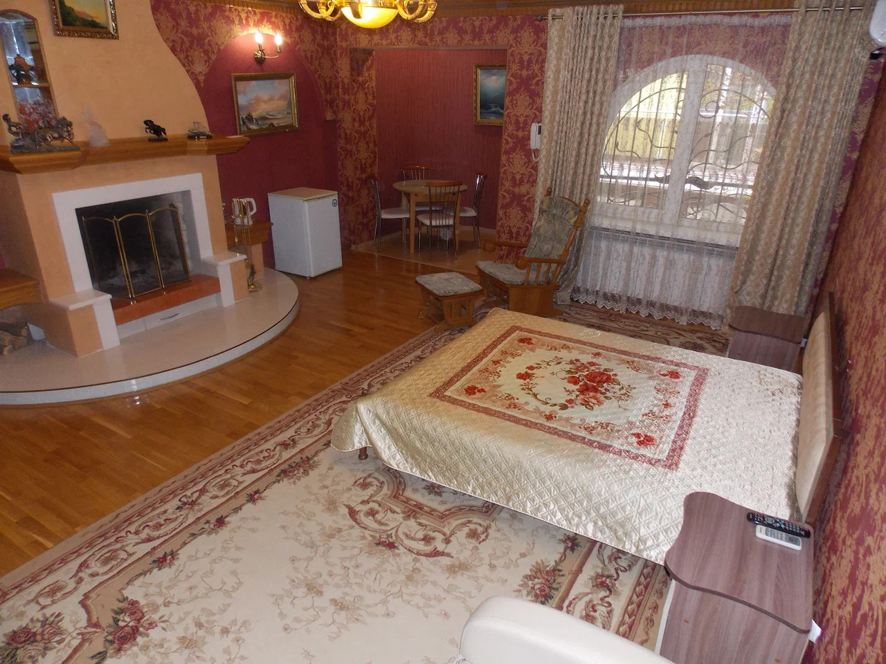 Каминный номер - вид на кровать