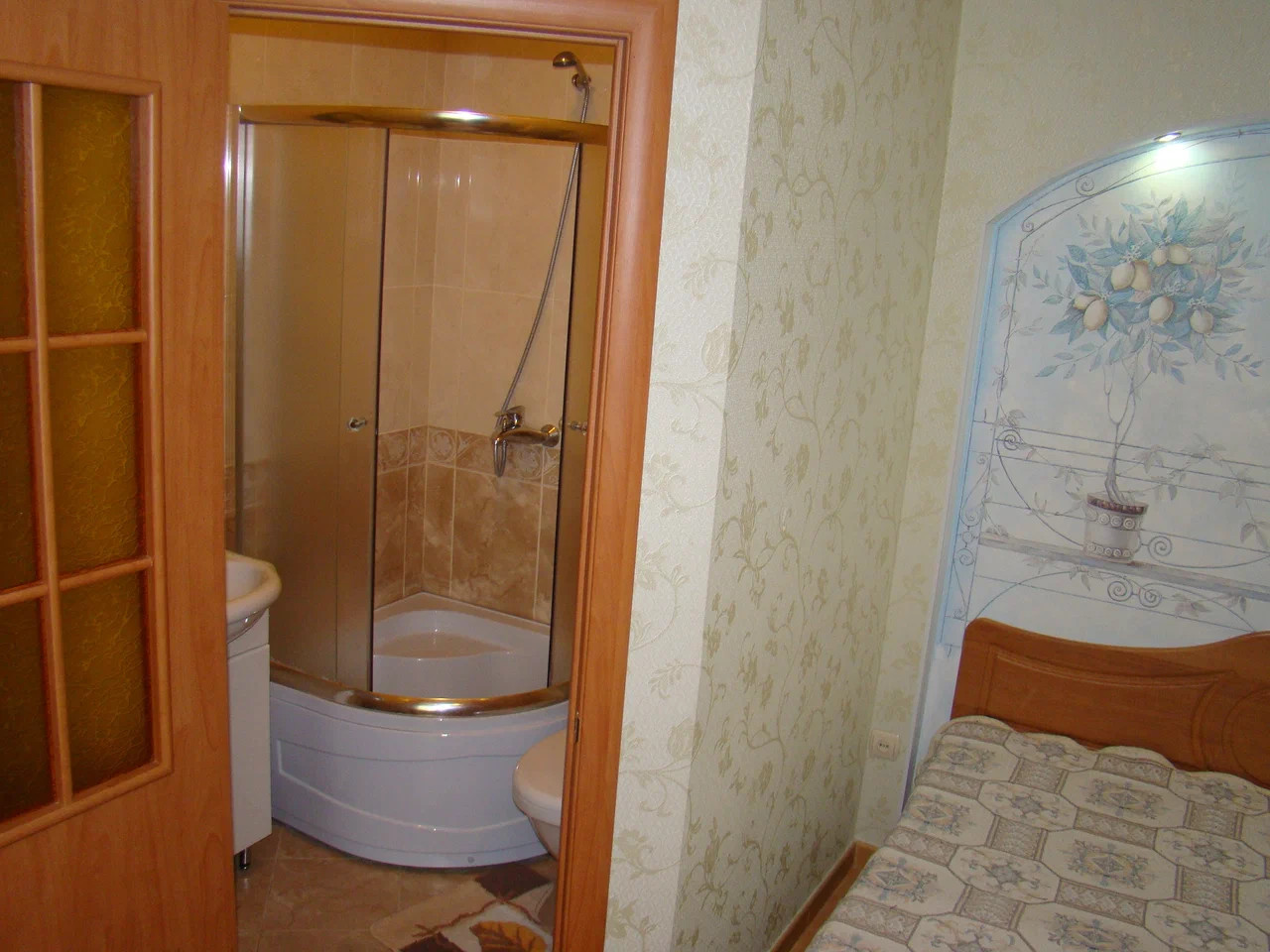 Лимонный номер - кровать